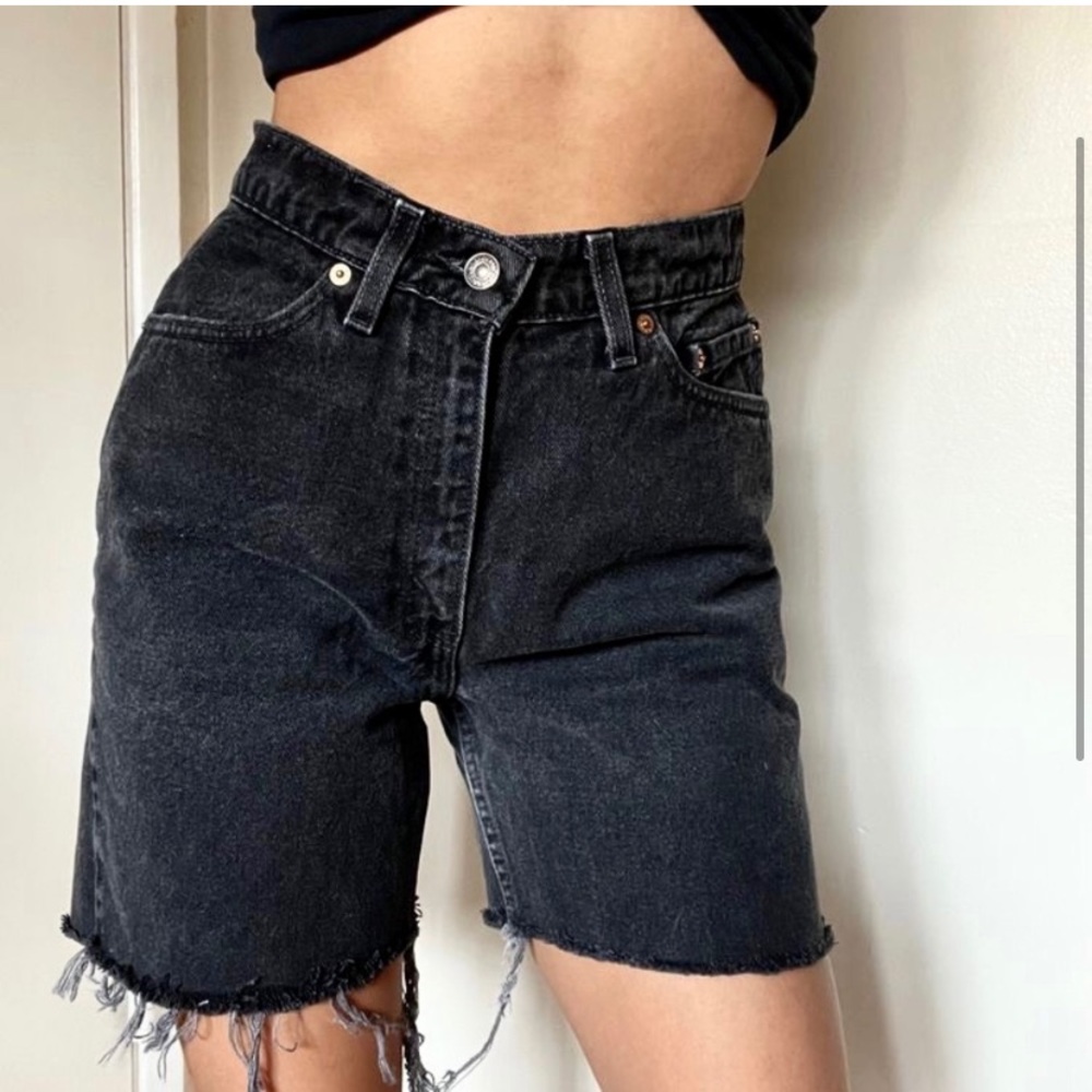 Vintage Levi’s 550 remade longline denim cut-off shorts. 🖤
